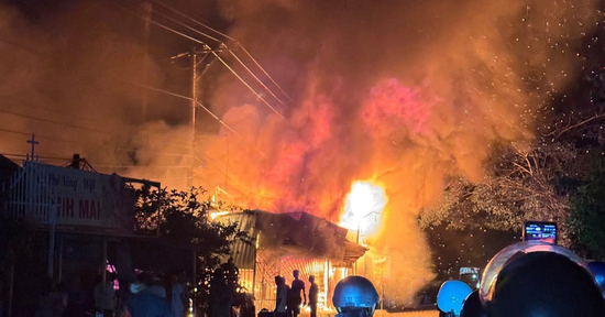 Cha khóa cửa đi nhậu, con trai 10 tuổi mắc kẹt trong ngôi nhà cháy