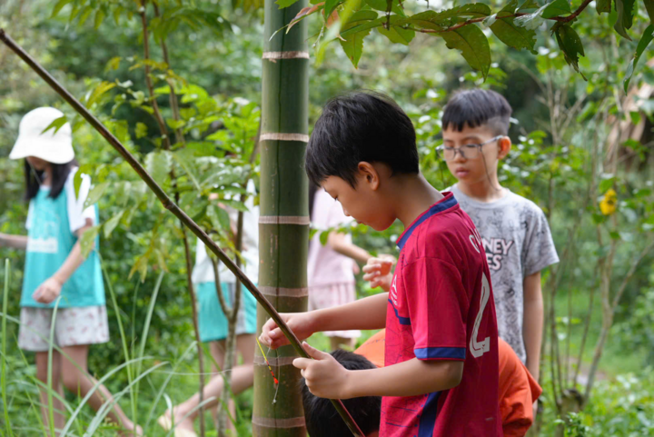 Sau vụ trại hè Làng Háo Hức, nhiều phụ huynh giật mình nhận ra những dấu hiệu bất thường trước đây ở con có thể là dấu vết của trải nghiệm tệ chưa từng được nói ra. (Ảnh: Làng Háo Hức)