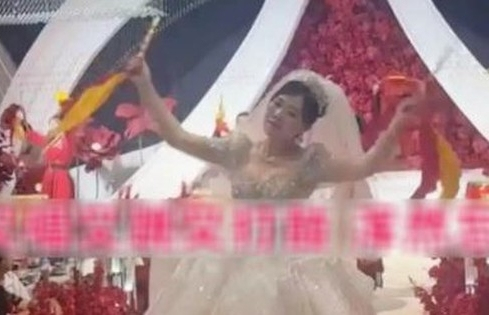 Cô dâu 38 tuổi gây tranh cãi vì trình diễn 'lố' trong đám cưới