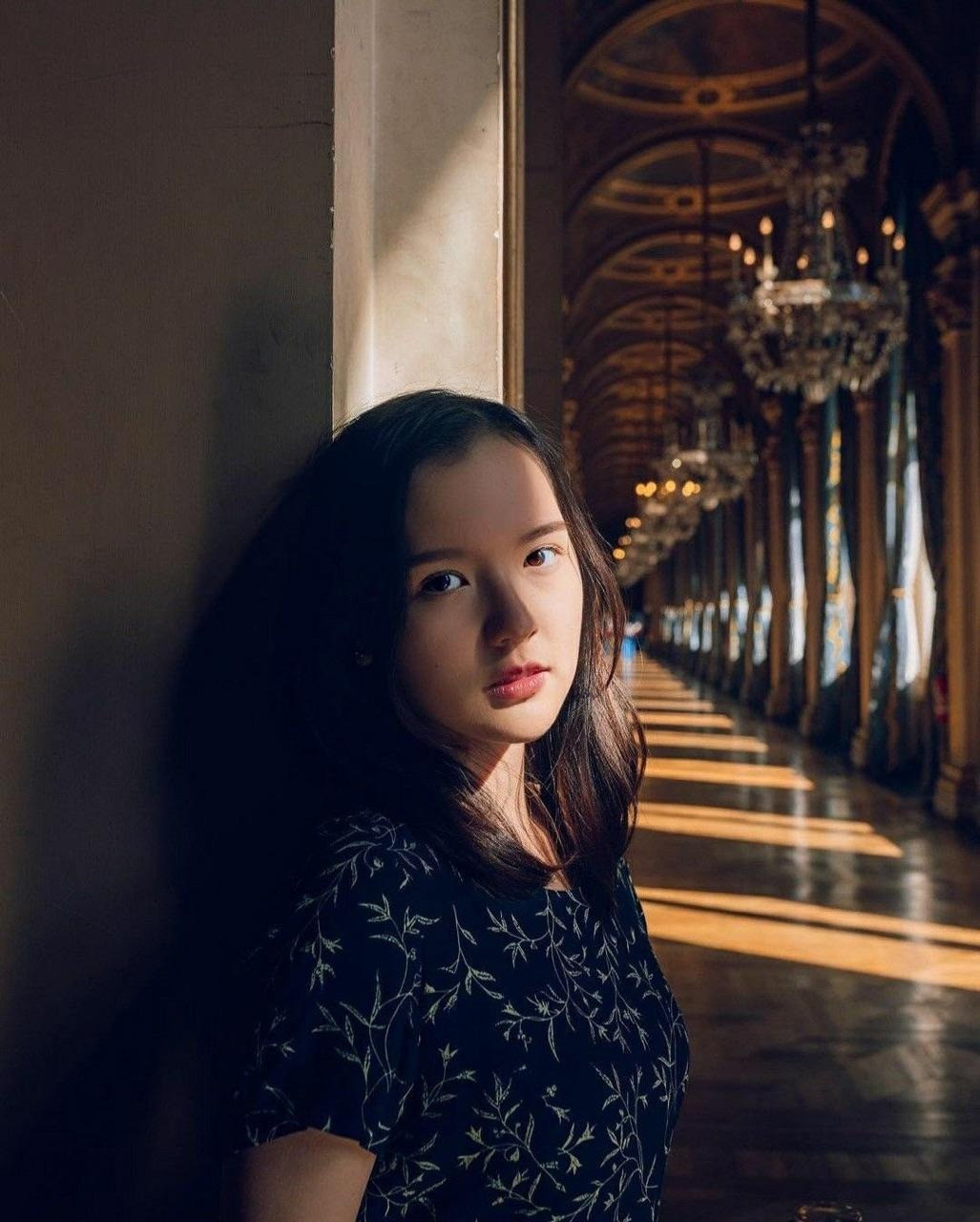 Hải Tú bị khui loạt ảnh thời du học Pháp dụi mắt trăm lần nhận chẳng ra