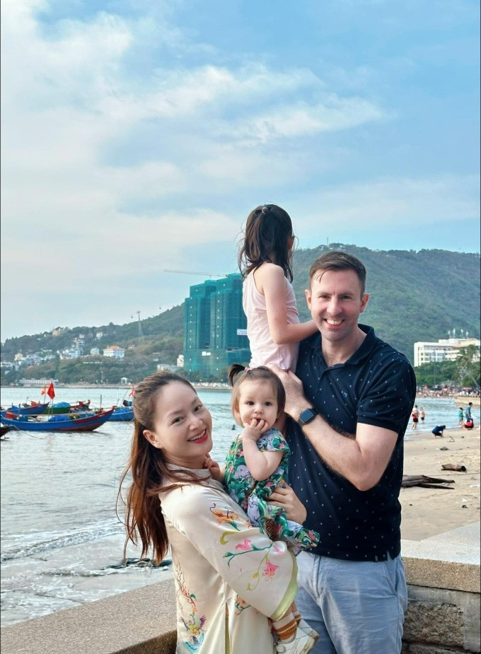 Lan Phương gây tranh cãi vì khoảnh khắc nhạy cảm nơi công cộng bên con gái 16 tháng tuổi