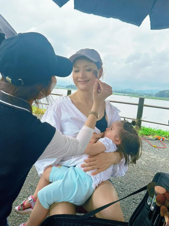 Lan Phương gây tranh cãi vì khoảnh khắc nhạy cảm nơi công cộng bên con gái 16 tháng tuổi