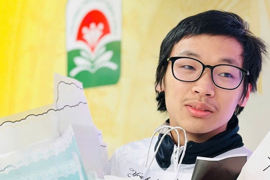 Nam sinh đưa em đến điểm thi nhờ người trông hộ đã trúng tuyển lớp 10 trường top