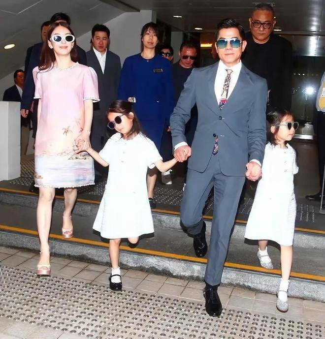 Thiên vương Hong Kong treo thưởng lớn nếu vợ trẻ kém 22 tuổi sinh con trai