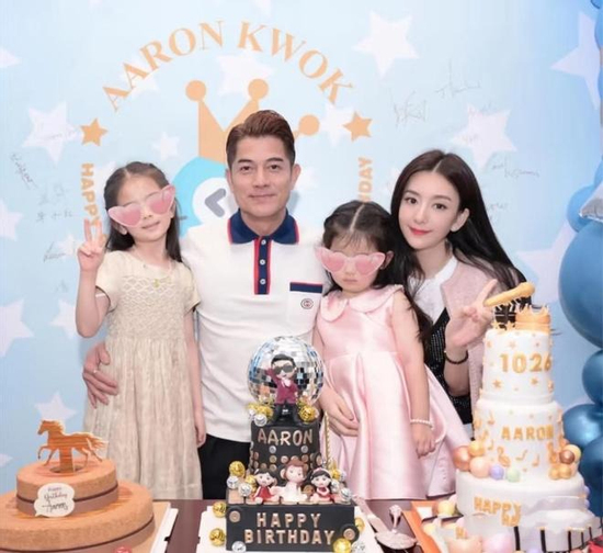 'Thiên vương Hong Kong' treo thưởng lớn nếu vợ trẻ kém 22 tuổi sinh con trai