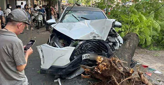 Vụ ô tô tông loạt xe máy ở Hà Nội: Người đàn ông 40 tuổi tử vong