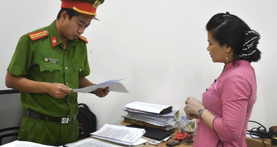 Bảo mẫu ném bé 1 tuổi xuống nền nhà đến chấn thương sọ não, lý do gây phẫn nộ