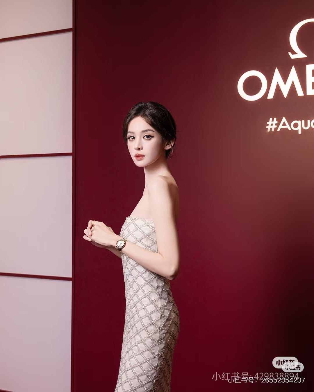 Cổ Lực Na Trát gặp sự cố hy hữu trên thảm đỏ, lộ tình hình sức khỏe đáng báo động - Ảnh 1