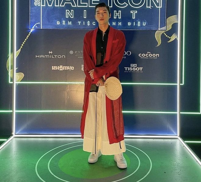 HIEUTHUHAI và những lần diện trang phục phi giới tính gây chú ý