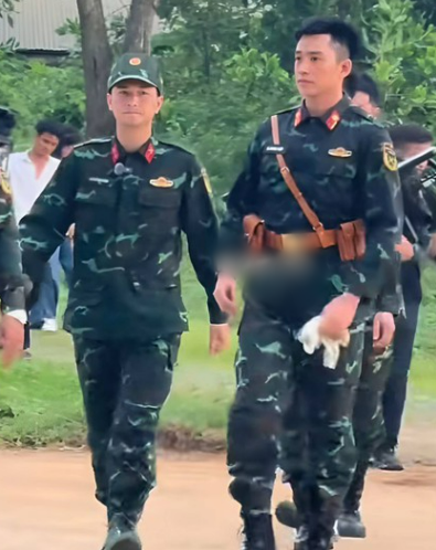 Khoảnh khắc cam thường của Thượng uý Lê Hoàng Hiệp và 2 nam thần Vbiz gây bùng nổ tranh cãi