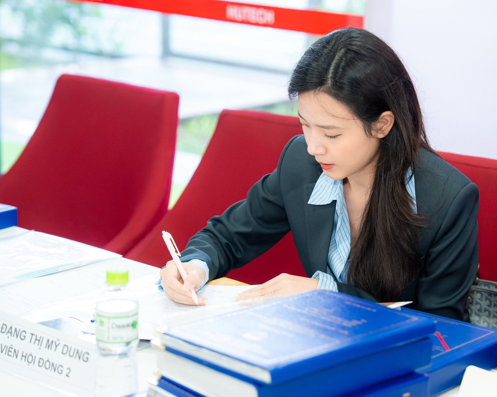 Midu bị chụp lén khi đi chấm thi cho sinh viên nhan sắc thật bị bóc