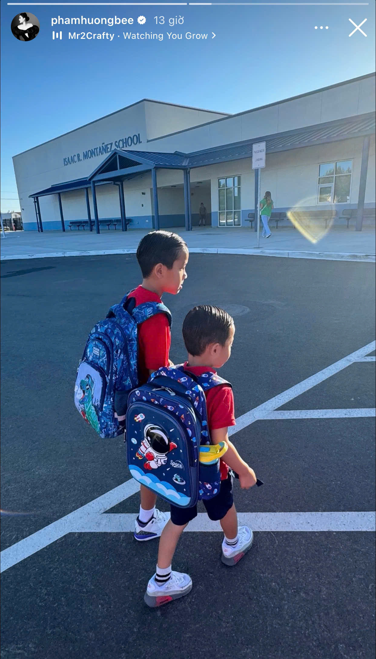 Phạm Hương hiếm hoi cho 2 con trai cùng lên sóng thoạt nhìn như sinh đôi