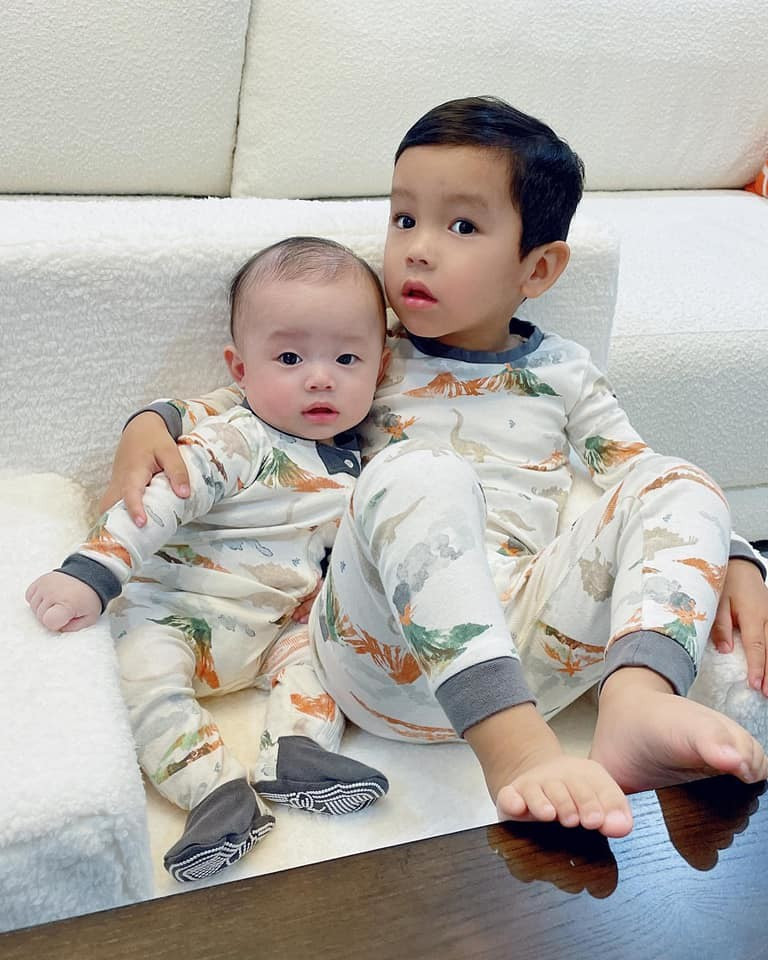 Phạm Hương hiếm hoi cho 2 con trai cùng lên sóng thoạt nhìn như sinh đôi