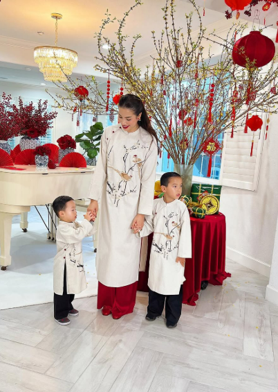 Phạm Hương hiếm hoi cho 2 con trai cùng lên sóng thoạt nhìn như sinh đôi