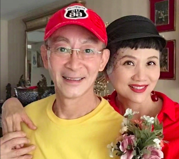 Gắn bó gần 40 năm bên nhau, vợ chồng Lục Tiểu Linh Đồng vẫn ngọt ngào như thủa ban đầu.