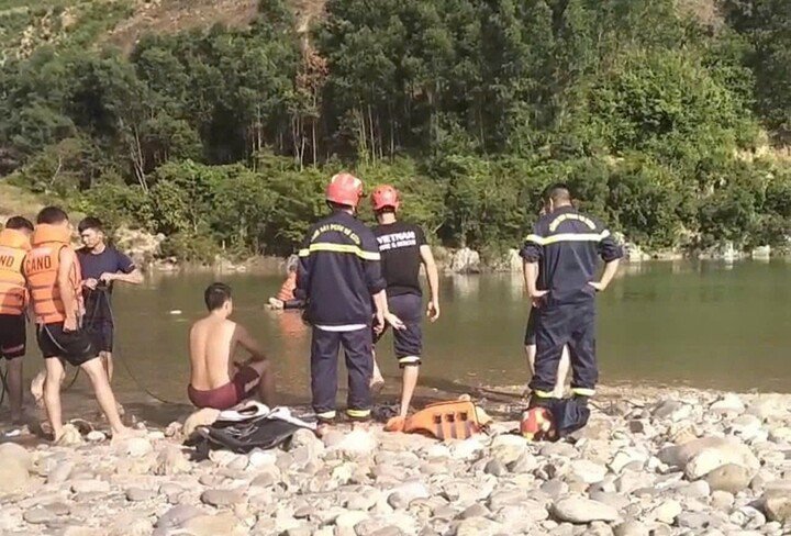 Lực lượng chức năng đang tổ chức tìm kiếm 2 nạn nhân mất tích. (Ảnh: Đ.N)