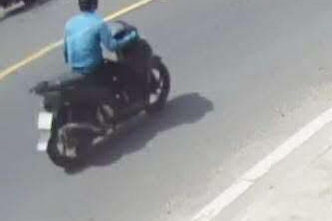 Cụ bà nghèo rơi 5 triệu, thanh niên đi xe SH nhặt được đi luôn?