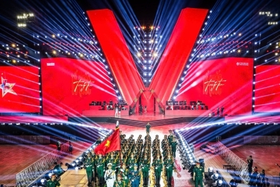 Sân khấu chữ V cao 26m rực sáng trong đêm tổng duyệt ‘Tổ quốc trong tim’