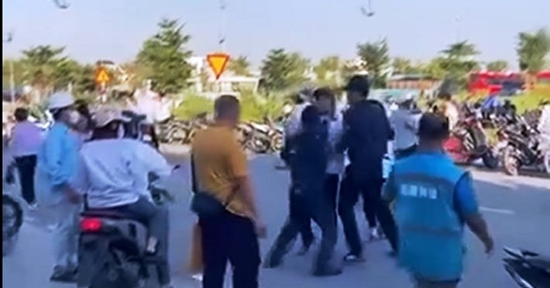 2 người mặc đồng phục bảo vệ hành hung nam công nhân trước cổng công ty