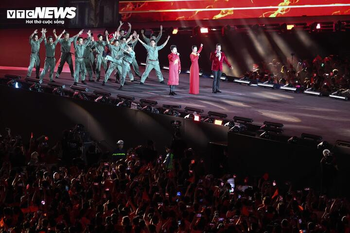 Bộ ba Đăng Dương – Tùng Dương – Võ Hạ Trâm mang đến liên khúc cách mạng đậm khí thế, tái hiện những năm tháng hào hùng của lịch sử dân tộc.