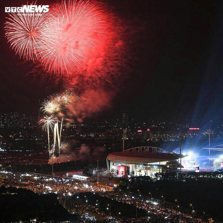 Màn pháo hoa tầm thấp rực rỡ bùng nổ trên nền giai điệu