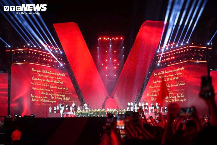 Tiếng nhạc hào hùng của Tiến quân ca vang lên, lời bài hát hiển thị trên màn hình, mở ra khoảnh khắc xúc động nhất của chương trình “Tổ quốc trong tim”.