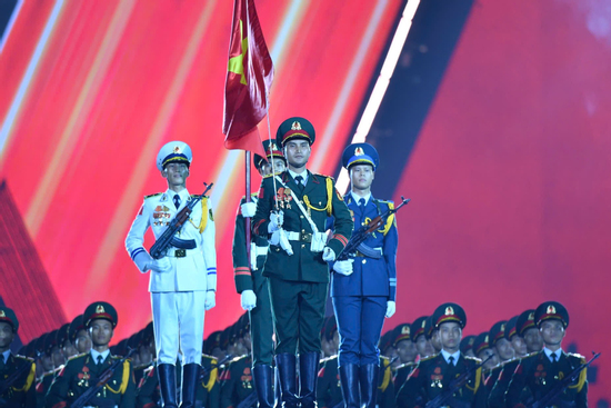 Ảnh cận 68 chiến sĩ tái hiện màn duyệt binh tại Quảng trường Đỏ trên SVĐ Mỹ Đình gây sốt khắp MXH