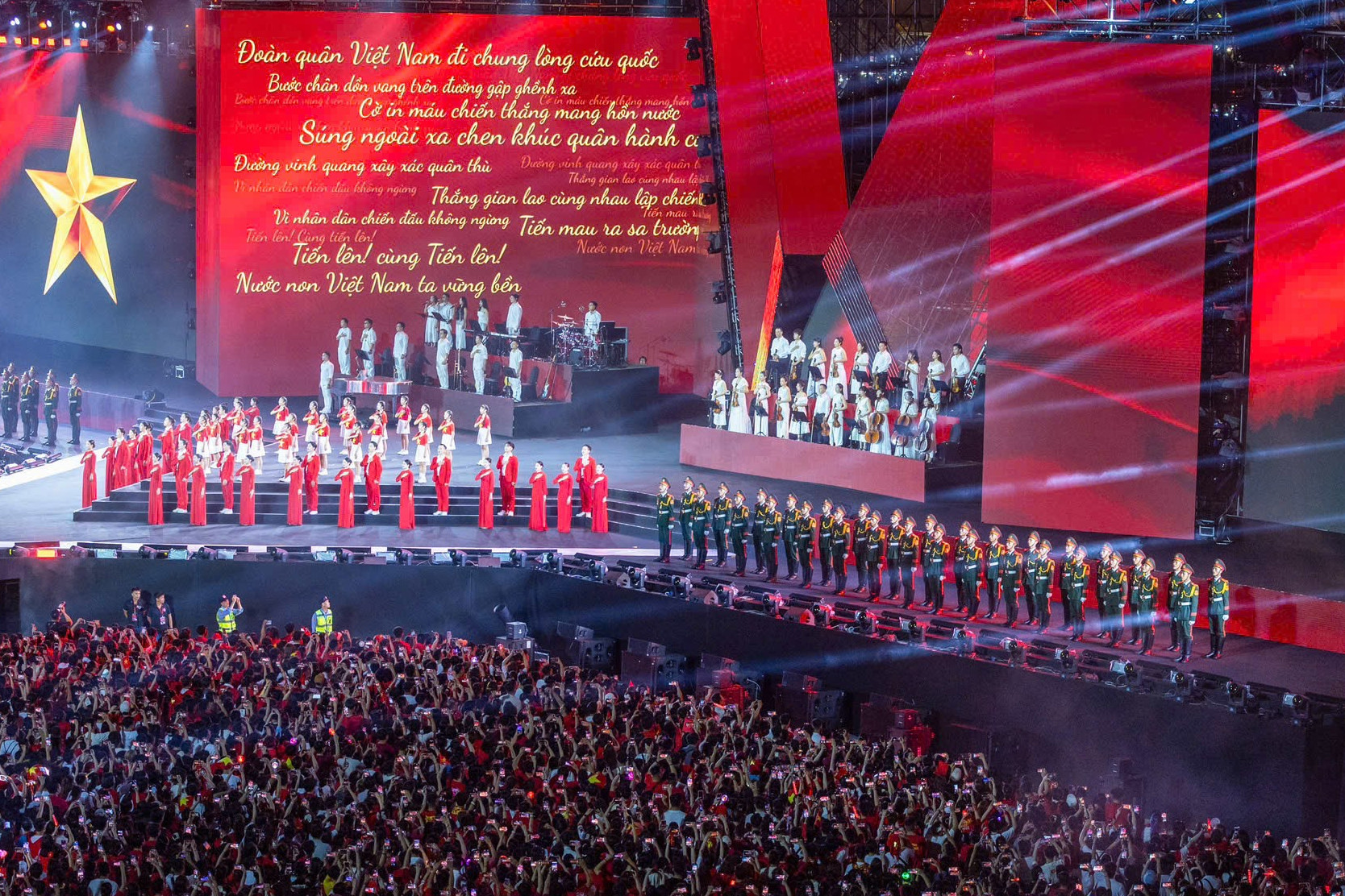 Cả SVĐ Mỹ Đình bùng nổ chứng kiến 68 chiến sĩ tái hiện màn duyệt binh tại Quảng trường Đỏ