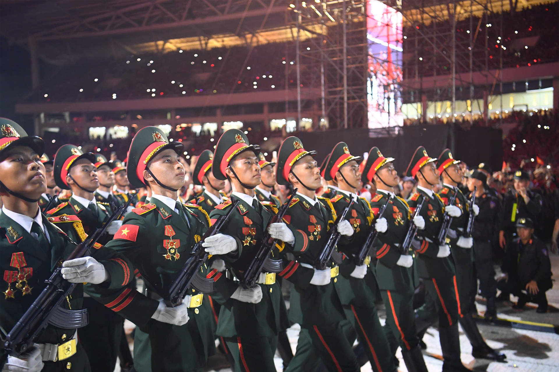 Cả SVĐ Mỹ Đình bùng nổ chứng kiến 68 chiến sĩ tái hiện màn duyệt binh tại Quảng trường Đỏ