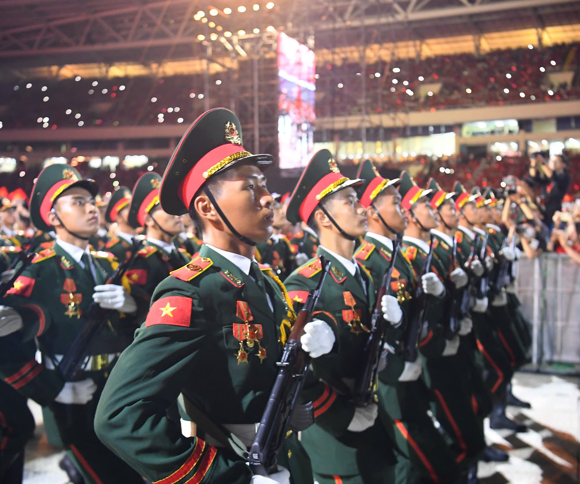 Cả SVĐ Mỹ Đình bùng nổ chứng kiến 68 chiến sĩ tái hiện màn duyệt binh tại Quảng trường Đỏ