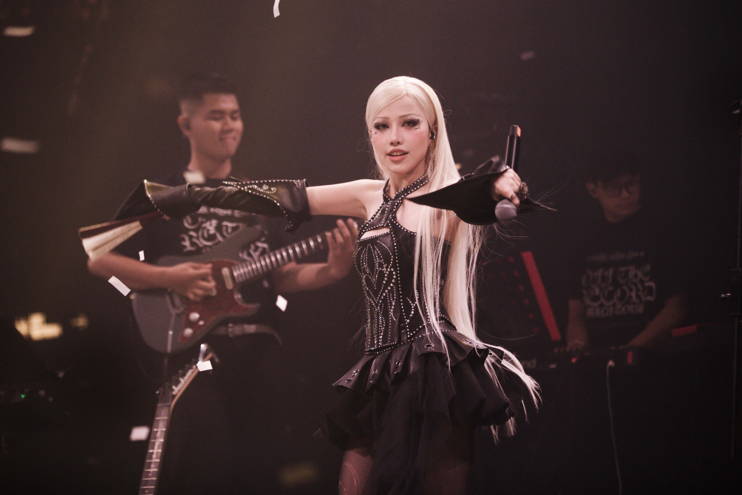 Độc lạ Phùng Khánh Linh ra nhạc đêm khuya đổi tên để quảng bá mà tưởng bị hack