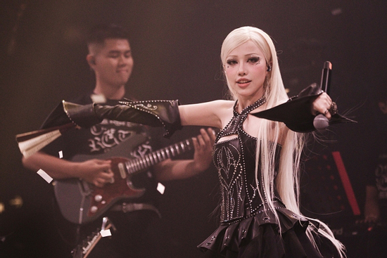 Độc lạ Phùng Khánh Linh: ra nhạc đêm khuya, đổi tên để quảng bá mà tưởng bị hack