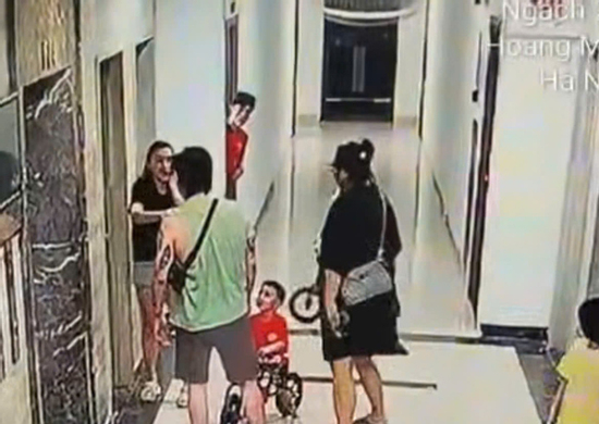 Dửng dưng nhìn phụ nữ bị đánh ở chung cư: Vô cảm cũng là đồng lõa
