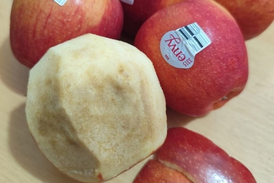 Quả táo bên ngoài tươi rói, bên trong bị thâm có phải do chất bảo quản?