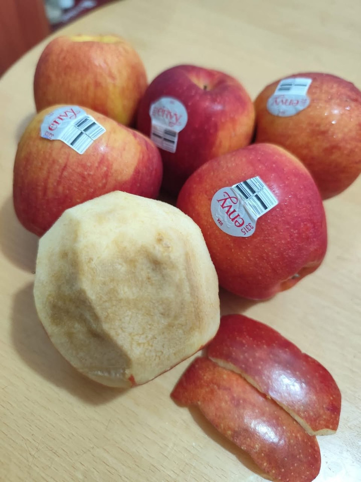 Táo bên ngoài tươi rói, bên trong bị thâm, thối. (Ảnh: Chuyên gia cung cấp)