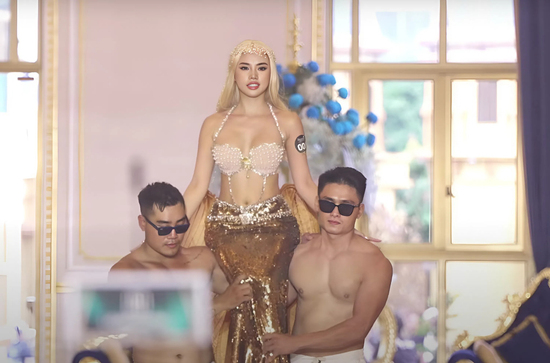 Thí sinh Miss Grand Vietnam bày đủ trò lố: Từ múa lân, kéo lê trên sàn đến mang Tây Du Ký đi thi