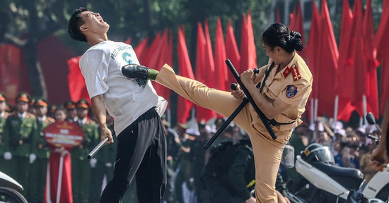 Tiết lộ của nữ công an nhảy san tô, quật ngã 'báo thủ' gây sốt phố đi bộ Hà Nội