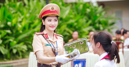 Vai 'girl phố' gây bão mạng và chuyện chưa kể của nữ công an quê Thanh Hoá