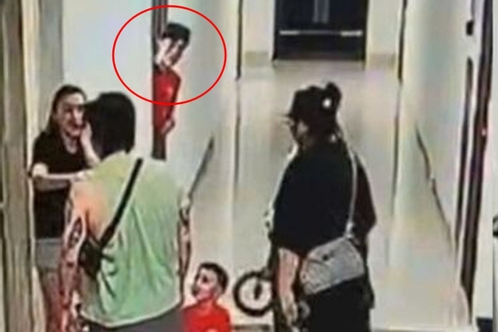 Ám ảnh cảnh thanh niên thập thò ở cửa nhìn phụ nữ bị đánh dã man rồi dửng dưng vào nhà