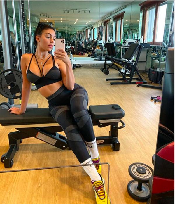 Body đỉnh hết nước chấm của mỹ nhân vừa được Ronaldo cầu hôn