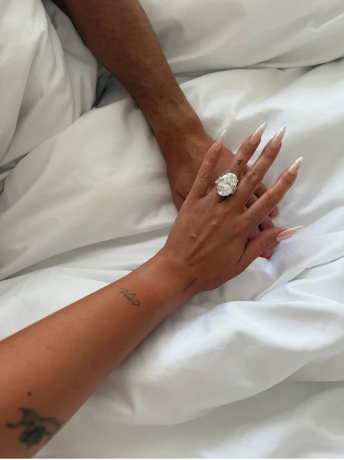 Body đỉnh hết nước chấm của mỹ nhân vừa được Ronaldo cầu hôn