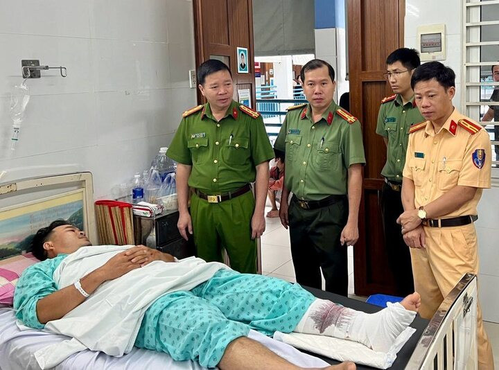 Phó Giám đốc Công an tỉnh Lâm Đồng cùng đoàn công tác đến thăm hỏi Trung tá Trung tại bệnh viện. Ảnh: CACC