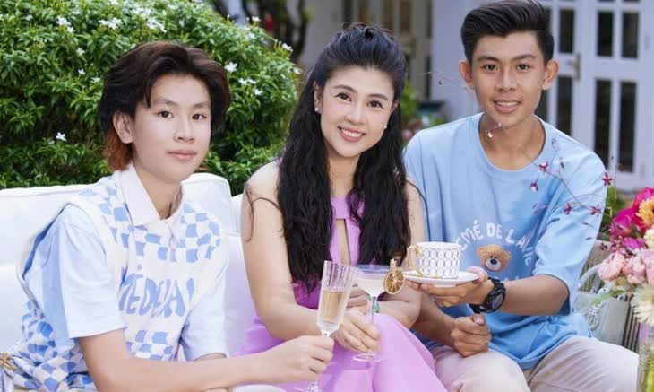 Diễn viên Việt lấy ông bầu quyền lực, vỡ nợ 1000 tỷ: Vực dậy ngoạn mục, nuôi dạy con cực khéo - Ảnh 1.