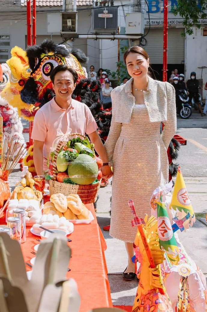 Hành động tinh tế của Đàm Thu Trang khi đứng cạnh Cường Đô La