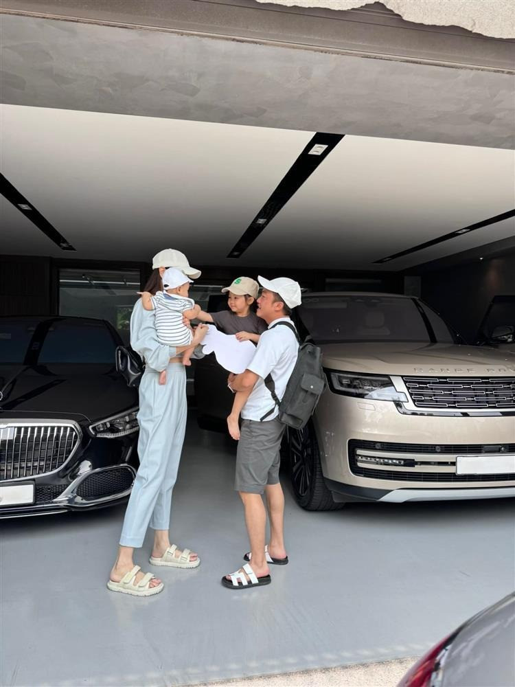 Hành động tinh tế của Đàm Thu Trang khi đứng cạnh Cường Đô La