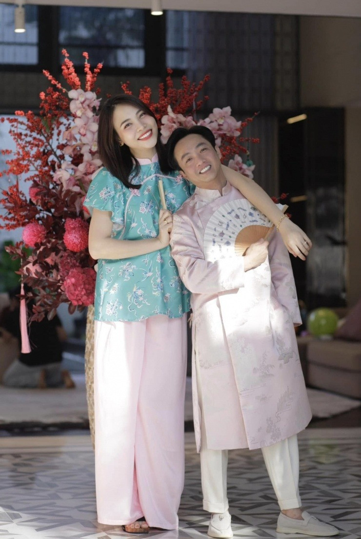 Hành động tinh tế của Đàm Thu Trang khi đứng cạnh Cường Đô La