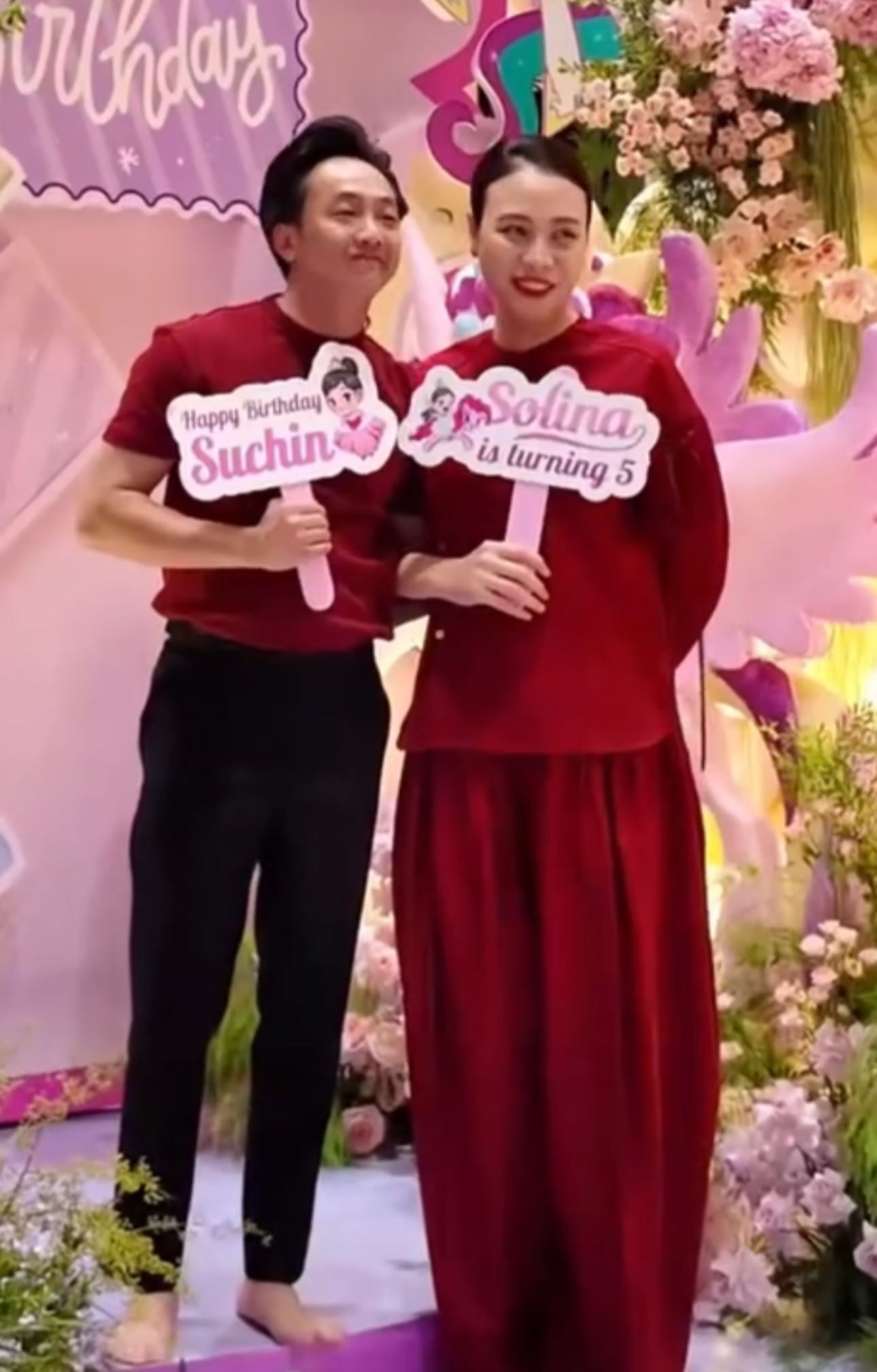 Hành động tinh tế của Đàm Thu Trang khi đứng cạnh Cường Đô La