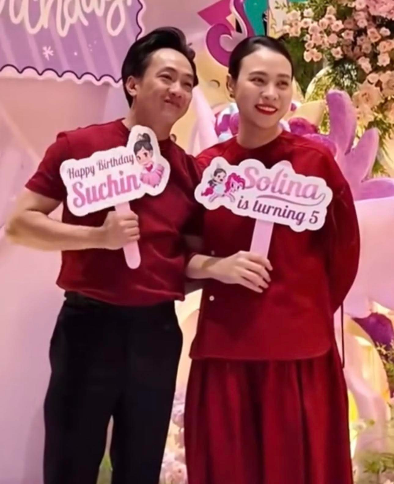 Hành động tinh tế của Đàm Thu Trang khi đứng cạnh Cường Đô La