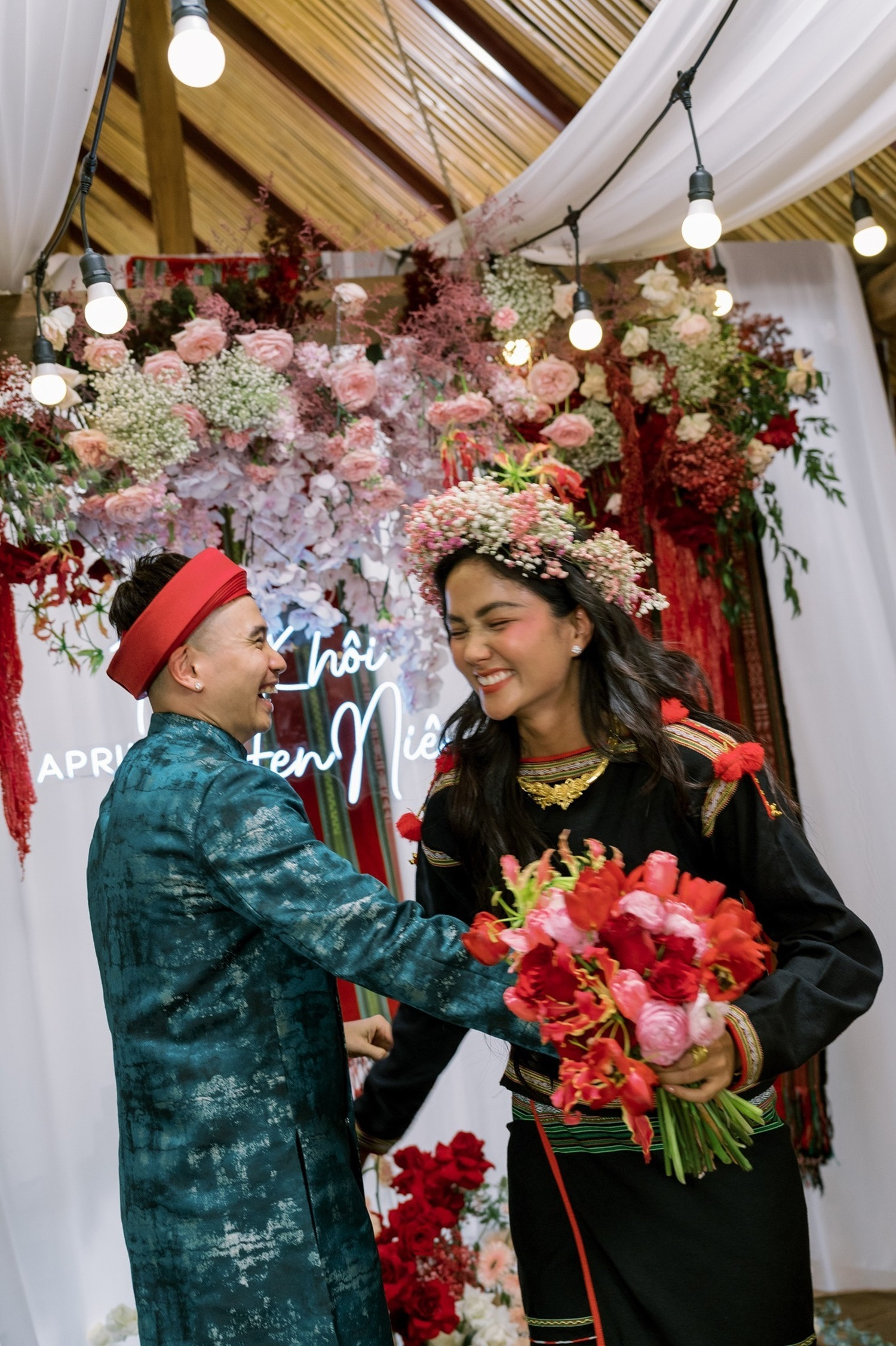 HHen Niê tiết lộ lý do đi chân trần trong đám cưới