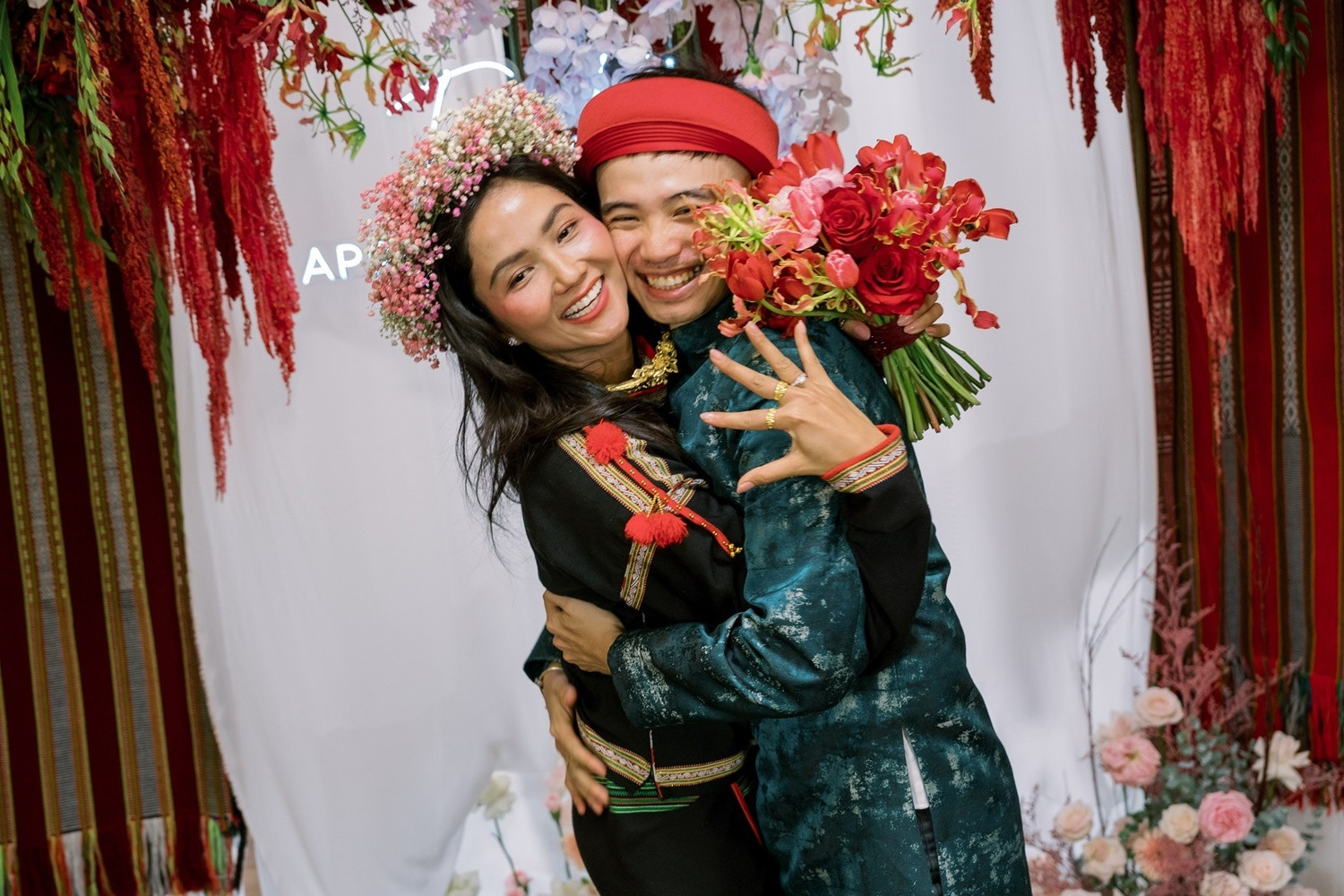 HHen Niê tiết lộ lý do đi chân trần trong đám cưới